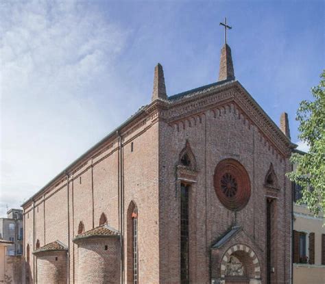 Dettaglio della facciata a capanna del Duomo di Legnago con mattoni a vista