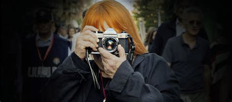 Elia Stelluto con la sua macchina fotografica, forse intento a scattare una foto