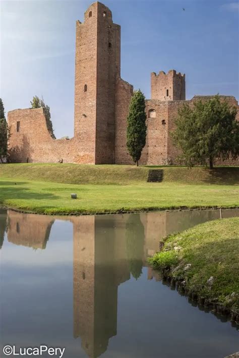Antica foto di Noale con la sua chiesa