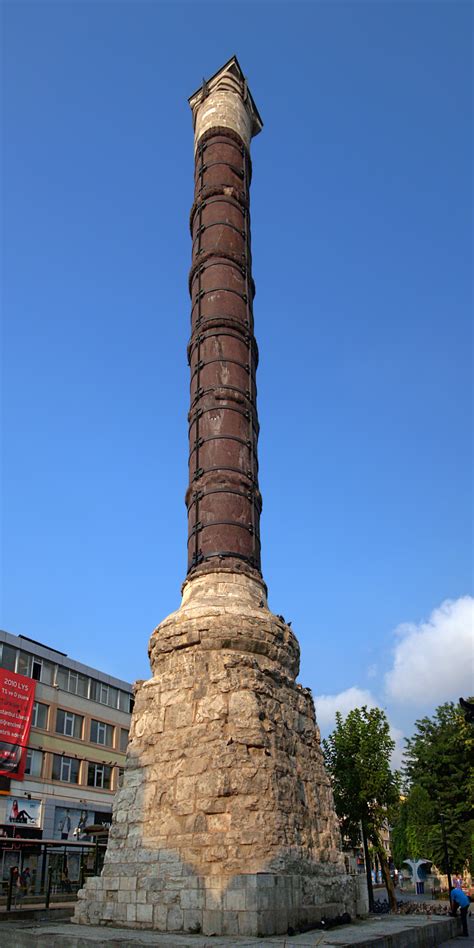 Foto della Colonna di Costantino nel suo contesto urbano a Istanbul