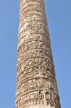 Dettaglio degli anelli di ferro e della superficie annerita della Colonna di Costantino