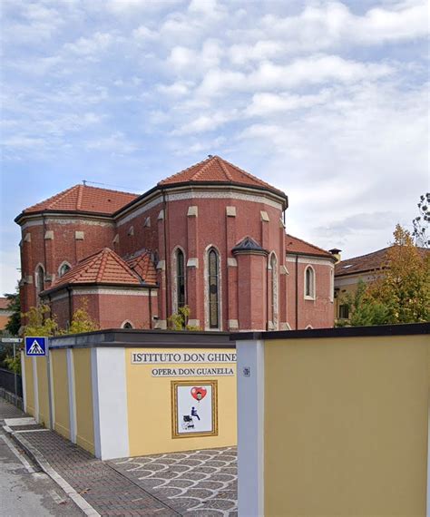 fotografia moderna dell'Istituto Don Ghinelli, mostrando la facciata principale e parte del vasto parco circostante