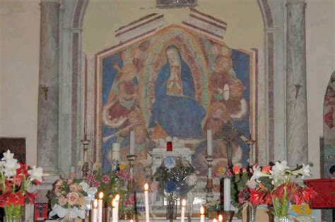 Interno del Salone Giallo a Medjugorje con l'immagine della Madonna