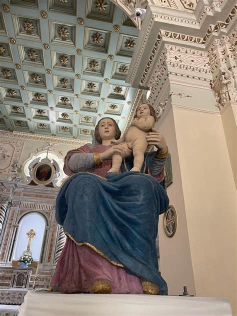 Statua della Madonna basata sull'immagine di Carmelo Puzzolo