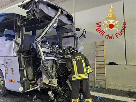 Foto di un pullman coinvolto in un incidente stradale sulla Pedemontana
