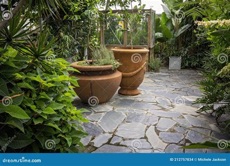 illustrazione biblica di un giardino rigoglioso con alberi e frutti