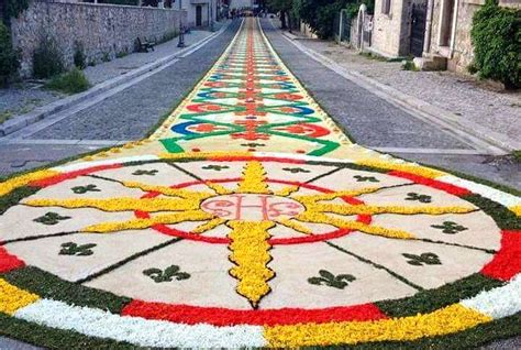 infiorata per il Corpus Domini in una chiesa o strada cittadina