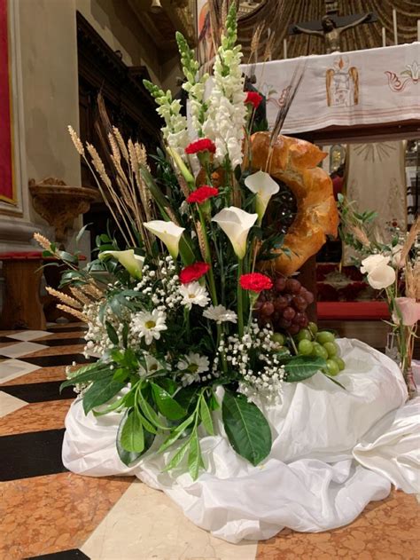 composizione floreale che adorna la Santa Croce per Cristo Re, con ulivo, violacciocca, anthurium rosso, alstroemeria e ciclamino