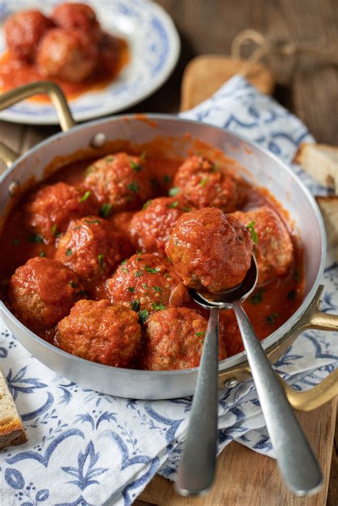 Daniele che alimenta il dragone con le polpette e il dragone che scoppia