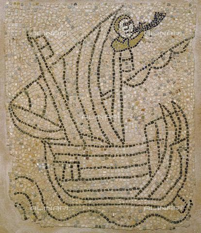 Mosaico della nave con marinaio che suona il corno