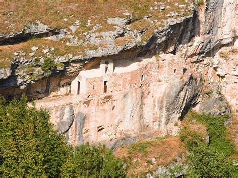 Foto dell'Eremo di San Bartolomeo incastonato nella roccia