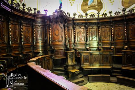 Immagine del processo di restauro del coro ligneo: smontaggio o pulitura