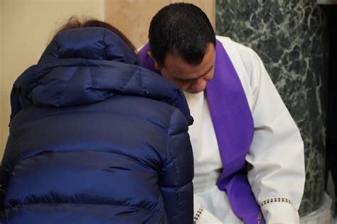 Bambino che offre un sassolino al sacerdote durante la confessione