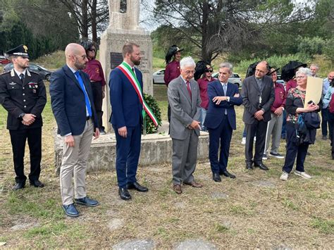 Foto della cerimonia di saluto a Don Quintilio Bonapace a Montebuono, con la consegna dei doni