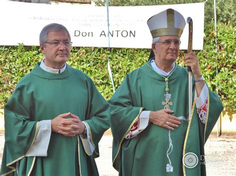 Foto della celebrazione di ingresso di Don Anton Jicmon con il Vescovo Napolioni e i fedeli