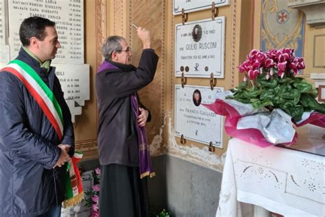 Foto del Sindaco Andrea Orlandi mentre saluta Don Gianluigi Frova sul sagrato della chiesa