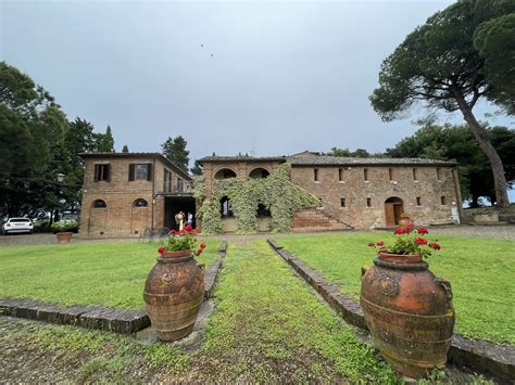Foto di un edificio o terreno confiscato alla mafia, trasformato e utilizzato da un'associazione per attività sociali o culturali