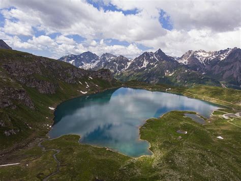 Foto panoramica del Lago Kastel in Val Formazza con montagne circostanti