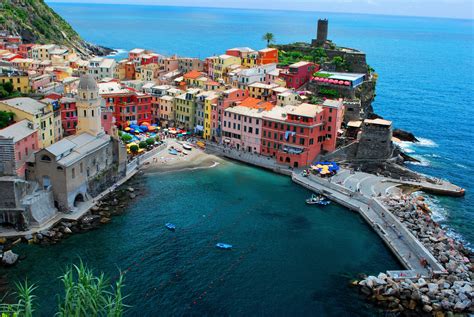 Vista panoramica di Vernazza e il suo porticciolo dalle Cinque Terre