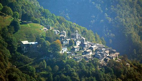 Foto panoramica del Borgo di Monteviasco immerso nel paesaggio montano
