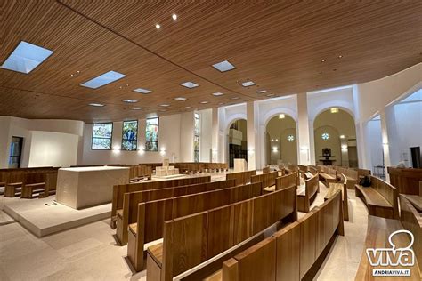interno dell'aula liturgica con enfasi sulla verticalità