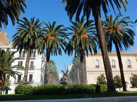 Piazza Maria Immacolata a Taranto con fontana e palme