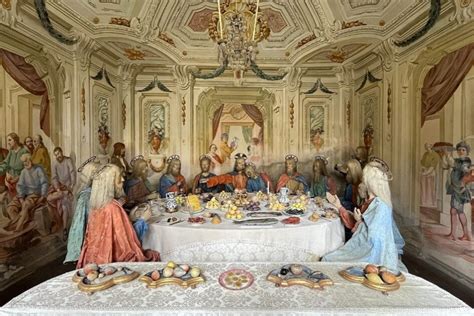 Interno di una cappella del Sacro Monte con statue seicentesche