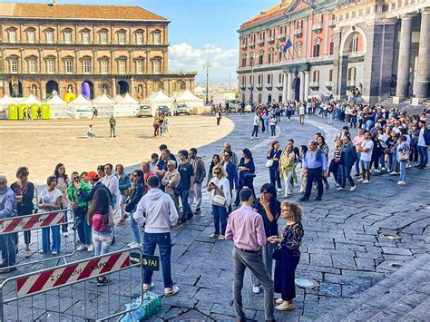 Foto panoramica della città di Bitonto durante un evento di festa religiosa, con folla