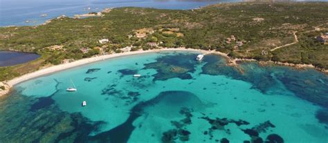 Panorama della spiaggia di Cala Santa Maria con le acque cristalline