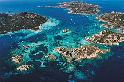 Vista aerea dell'arcipelago de La Maddalena con le sue acque turchesi