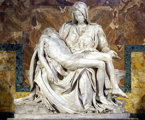 Foto panoramica della Pietà Vaticana di Michelangelo