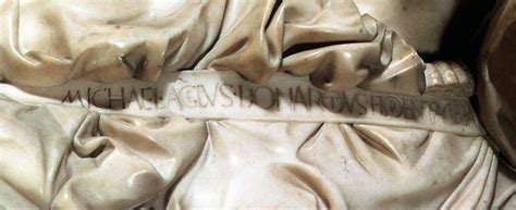Dettaglio della firma di Michelangelo sulla fascia della Madonna