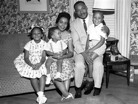 Foto di Martin Luther King Jr. da giovane, con la famiglia ad Atlanta