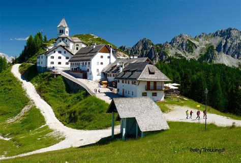 Panorama delle Alpi Giulie dalla cima del Monte Lussari con il santuario in primo piano