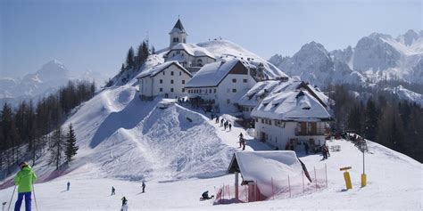 Veduta aerea del borgo e del Santuario del Monte Lussari in inverno