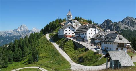 Affreschi di Tone Kralj nel presbiterio del Santuario di Monte Lussari