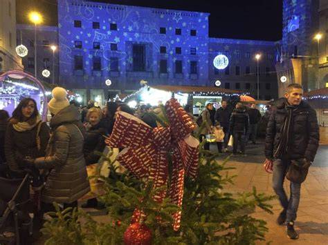 Foto tematica di una piazza italiana addobbata con rose rosse per l'evento di Santa Rita