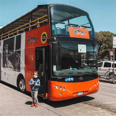Open Bus a due piani con turisti a bordo