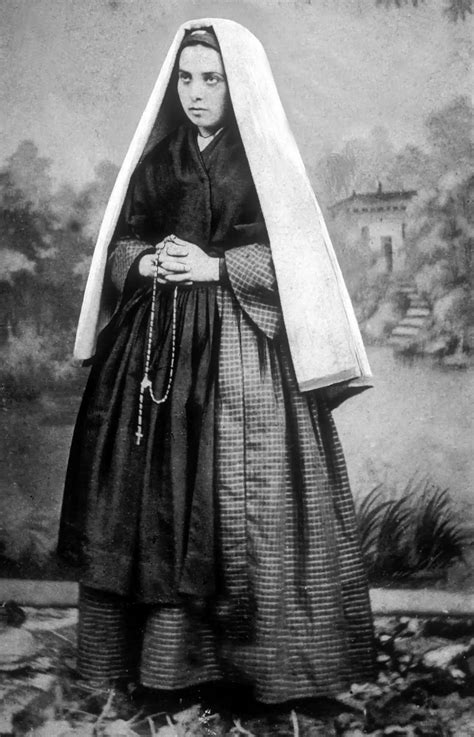 Illustrazione di Bernadette Soubirous bambina, con abiti semplici e modesti, in un contesto di povertà.