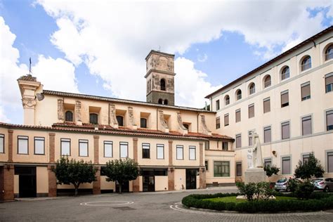 Vista esterna della Chiesa di San Paolo ad Adrano con il suo design contemporaneo e il campanile