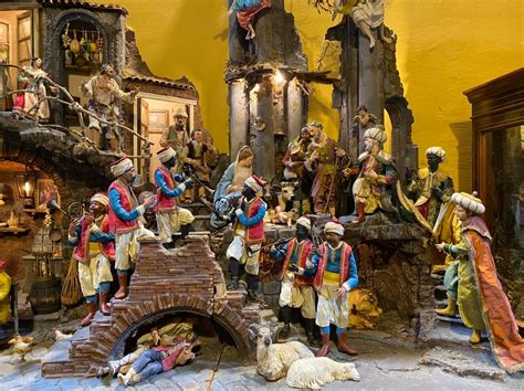 Botega artigiana nella via di San Gregorio Armeno a Napoli, con pastori e scene del presepe