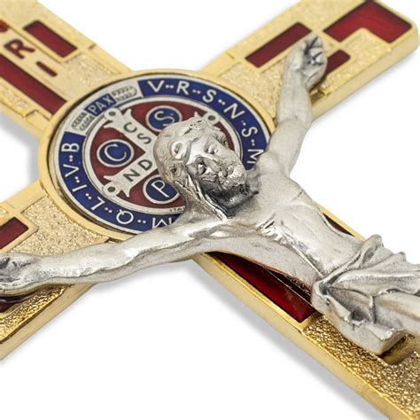 Foto di un rosario d'oro con crocifisso
