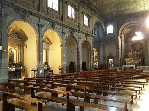 Interno della Collegiata di Sant'Andrea con l'altare maggiore e il trittico di Lorenzo di Bicci