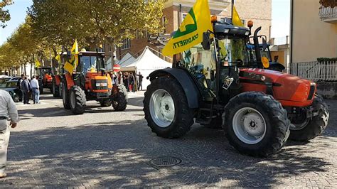 Foto storica della prima Giornata del Ringraziamento con trattori