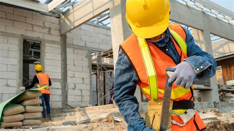 Operaio al lavoro in una bottega artigiana