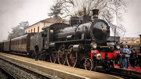 Treno storico con volontari e malati