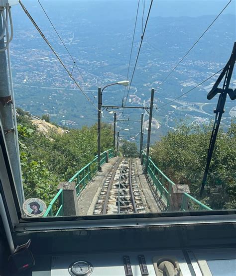 Veduta panoramica del Santuario di Montevergine e del tracciato della funicolare che lo collega a Mercogliano
