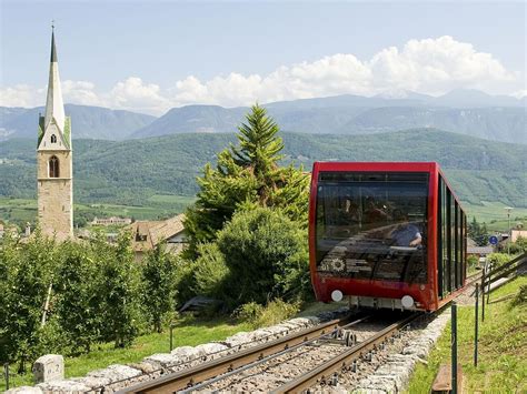 Immagine della stazione a valle della funicolare con le vetture in livrea più recente