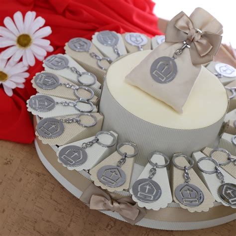 foto di bomboniere portachiavi disposte a torta con scatoline e confetti