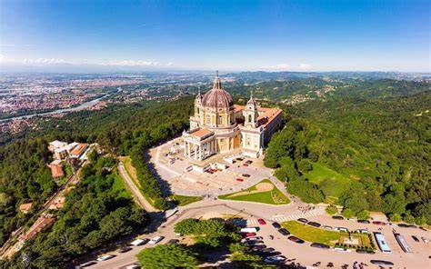 Veduta panoramica della Collina di Superga e Torino con l'arco alpino sullo sfondo